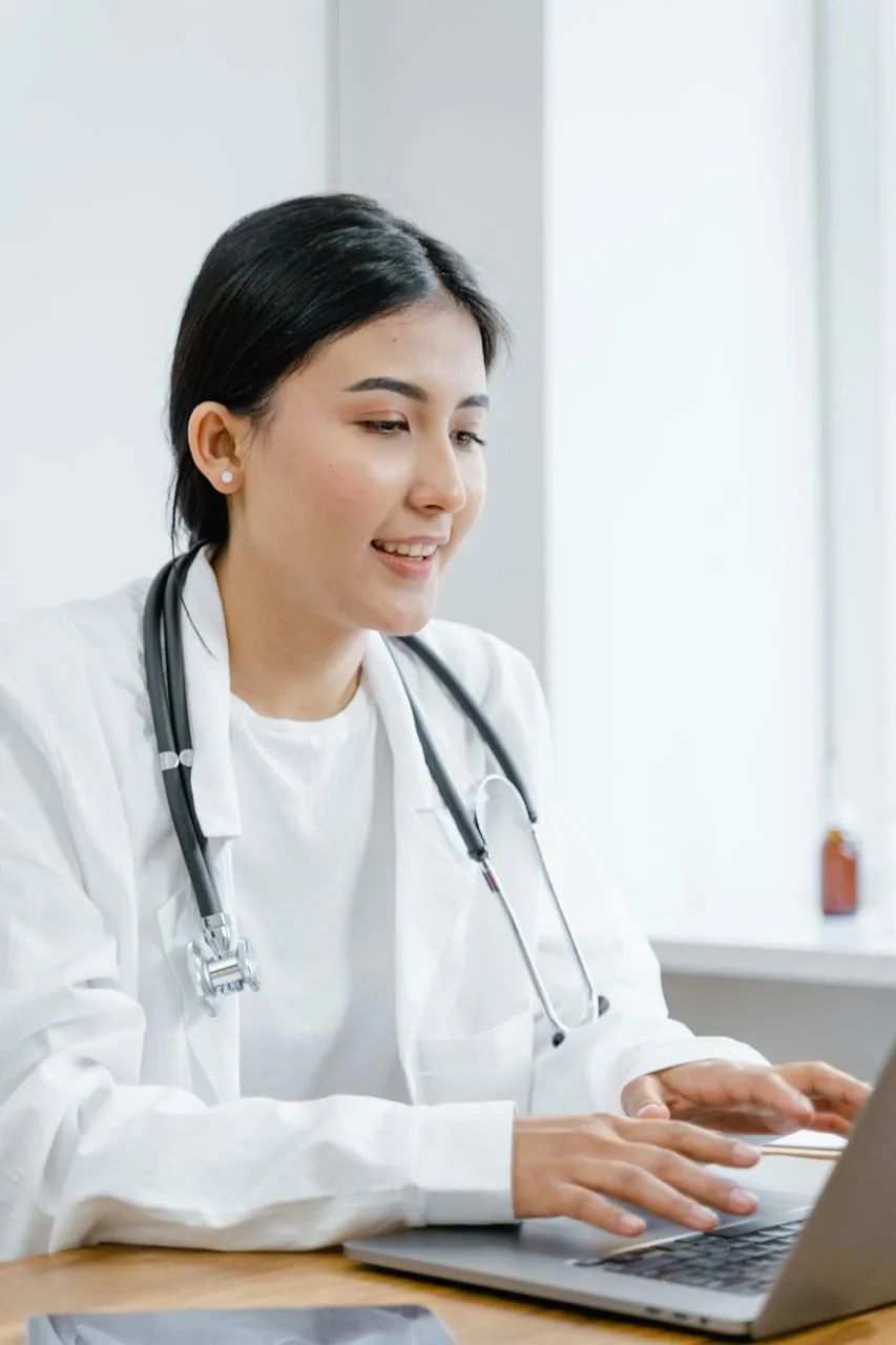 Médecin suivant une formation continue WinMed sur son ordinateur